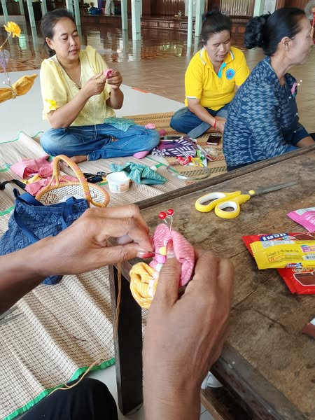 พช.โพธิ์ไทร ดำเนินกิจกรรมประดิษฐ์ผีเสื้อจากผ้าไทย สนับสนุนการออกร้านงานกาชาดสมาคมแม่บ้านมหาดไทย ประจำปี ๒๕๖๘