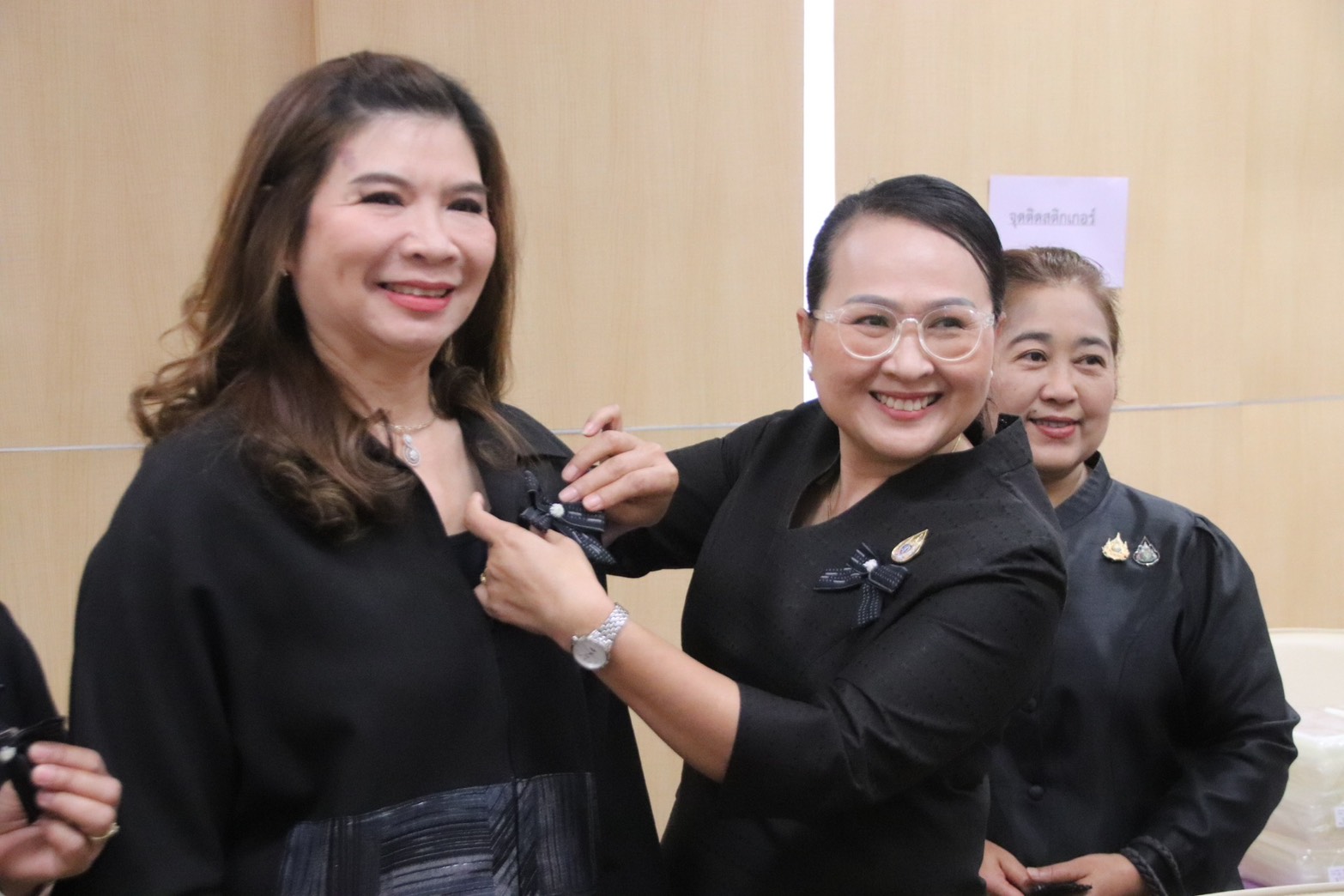 สำนักงานพัฒนาชุมชนอำเภอโพธิ์ไทร ร่วมกับคณะกรรมการเครือข่ายกองทุนหมู่บ้านอำเภอโพธิ์ไทรและคณะกรรมการพัฒนาสตรีอำเภอโพธิ์ไทร ดำเนินกิจกรรมประดิษฐ์ริบบิ้นไว้อาลัยจาก "ผ้ากาบบัว" ผ้าอัตลักษณ์จังหวัดอุบลราชธานี เพื่อน้อมรำลึกในพระมหากรุณาธิคุณสมเด็จพระนางเจ้าสิริกิติ์ พระบรมราชินีนาถ พระบรมราชชนนีพันปีหลวง