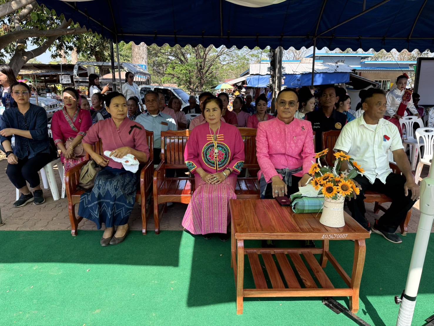 สำนักงานพัฒนาชุมชนอำเภอโพธิ์ไทร ร่วมกิจกรรม “ฮักล้นใจ สายใยรักนิรันดร์ ที่สามพันโบก” นำคู่รัก 29 คู่ จดทะเบียนสมรสกลางมหัศจรรย์ธรรมชาติริมโขง สร้างสีสันการท่องเที่ยวเดือนแห่งความรัก