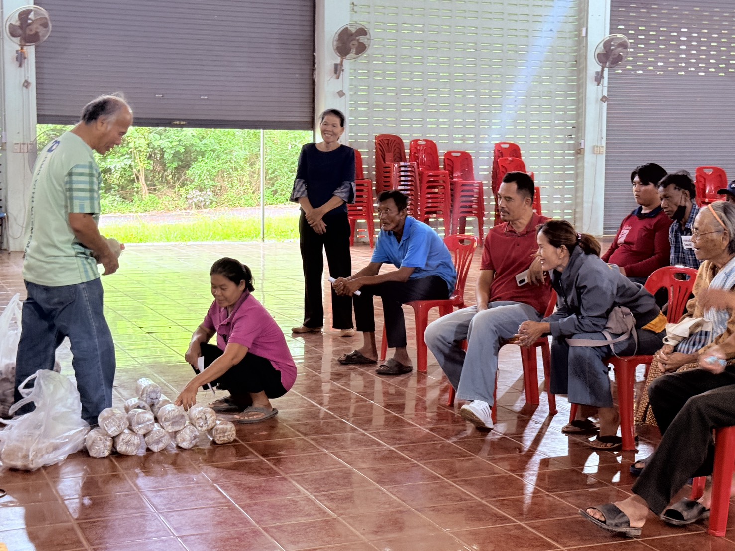 สำนักงานพัฒนาชุมชนอำเภอโพธิ์ไทร ขับเคลื่อนการขจัดความยากจน สาธิตการเพาะเห็ดนางรม เสริมทักษะอาชีพ สร้างรายได้