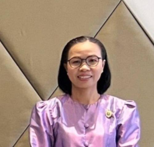 นางประไพรศรี  กล้าศึก พัฒนากรผู้รับผิดชอบและประสานงานตำบลสองคอน ตำบลเหล่างาม ตำบลสำโรง